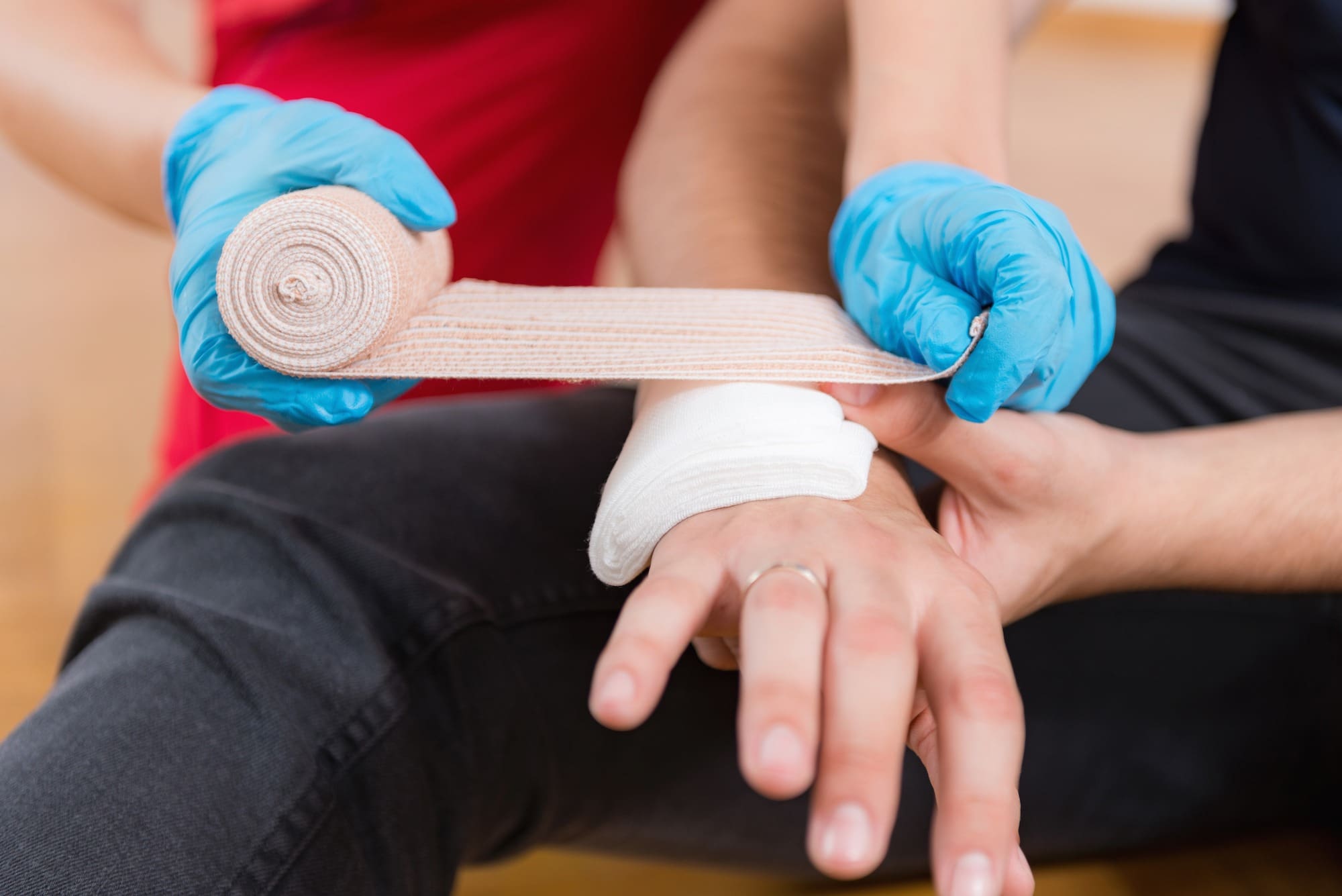 First aid: Information on pressure immobilisation first aid