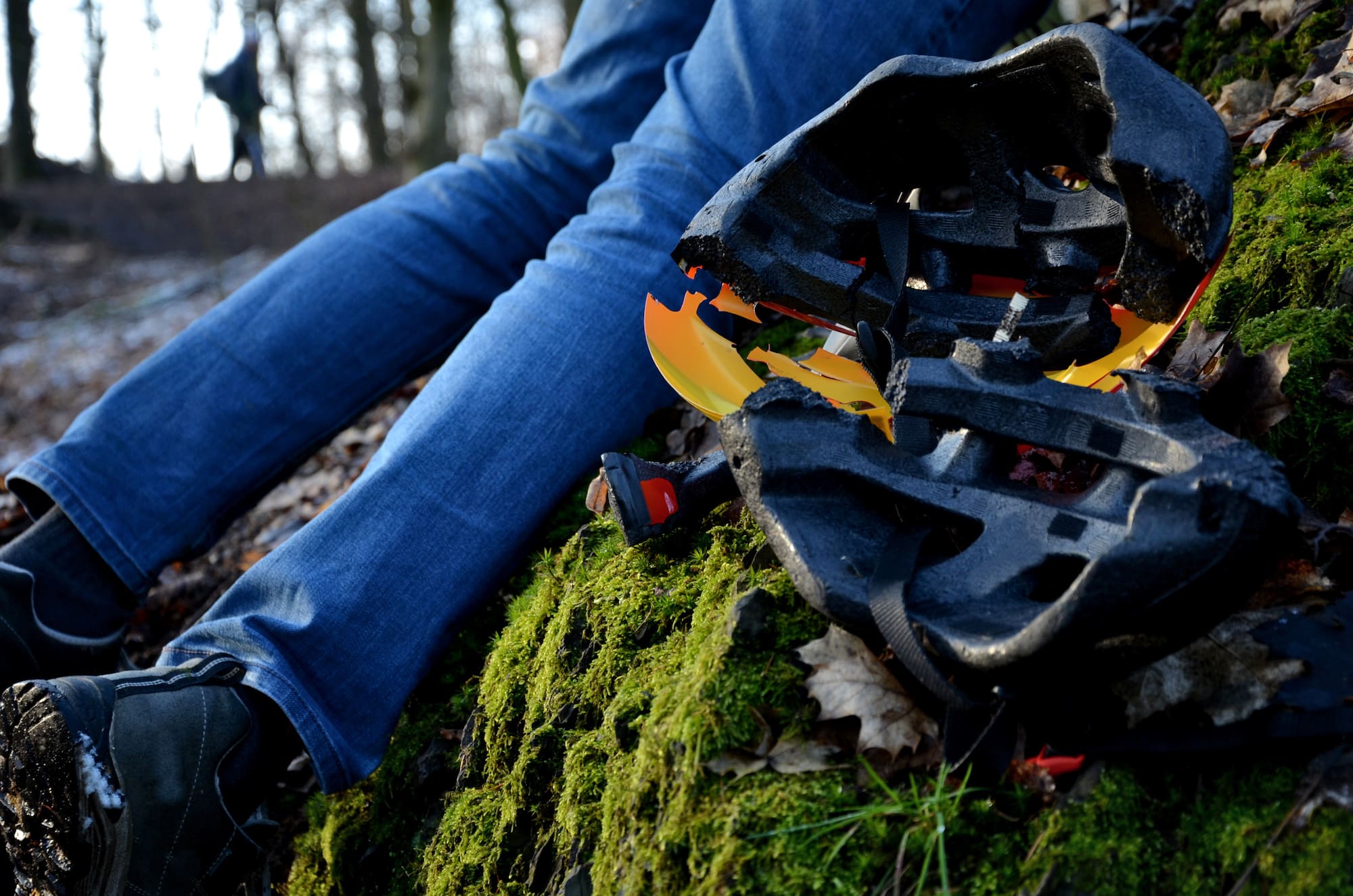 despite protective equipment, the man ended up injured with a shattered helmet on the ground in the woods after falling from a bicycle. without help he dies of hypothermia hypothermia